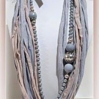 DIY collares con tiras de camiseta y cuentas