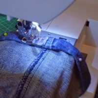 Truco para evitar romper agujas al hacer el dobladillo de los pantalones vaqueros