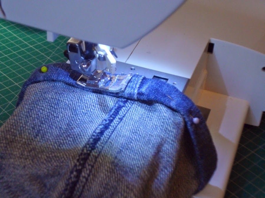 Truco para evitar romper agujas al hacer el dobladillo de los pantalones vaqueros