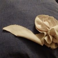 flores de tela con un plato
