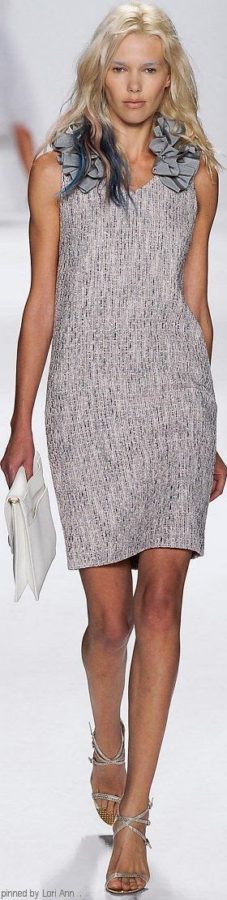 modificar un vestido añadiendo un adorno al escote