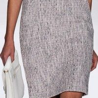 modificar un vestido añadiendo un adorno al escote