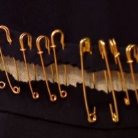 maestros de la costura personalizar prenda con imperdibles